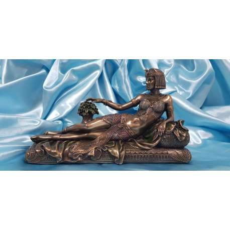 CLEOPATRA RECOSTADA EN DIVAN