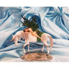 HADA DEL BOSQUE DURMIENDO EN UNICORNIO