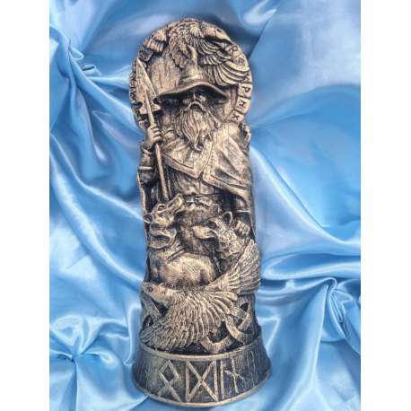 MAGO MERLIN EN TRONCO DE ARBOL