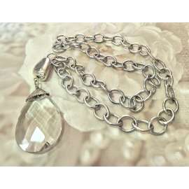 COLLAR LARGO DE CADENA GRUESA CON MEDALLÓN DE CRISTAL FACETADO
