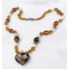 COLLAR DE PERLA Y CRISTAL CON CORAZON CENTRAL