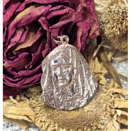 COLGANTE MEDALLA DE LA VIRGEN DE LA ESPERANZA MACARENA DE PLATA DE LEY