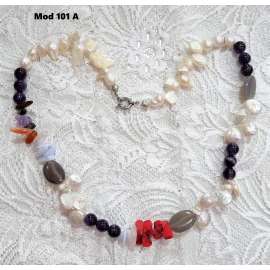 COLLAR MULTIGEMAS CON PERLA DE NACAR