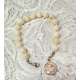 PULSERA DE NACAR CON MEDALLA DE PLATA CON ESCAPULARIO DE LA VIRGEN DEL CARMEN