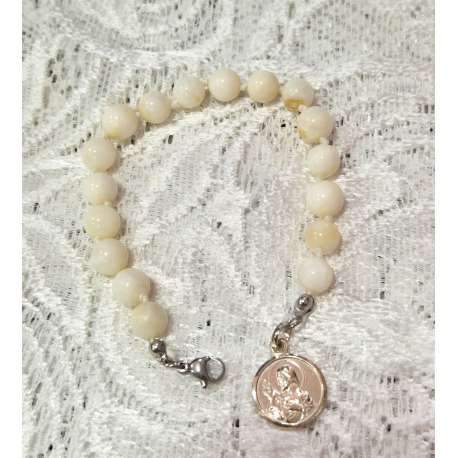 PULSERA DE NACAR CON MEDALLA DE PLATA CON ESCAPULARIO DE LA VIRGEN DEL CARMEN