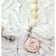 PULSERA DE NACAR CON MEDALLA DE PLATA CON ESCAPULARIO DE LA VIRGEN DEL CARMEN